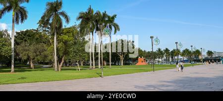 Miami, Florida, USA - 3. Dezember 2023: Menschen schlendern durch den Bayfront Park Stockfoto