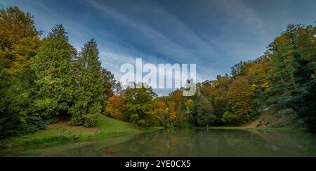 Teich am Bach Zlaty und Wasserfall in der Nähe von klein am Herbstabend in Opocno Stadt Stockfoto