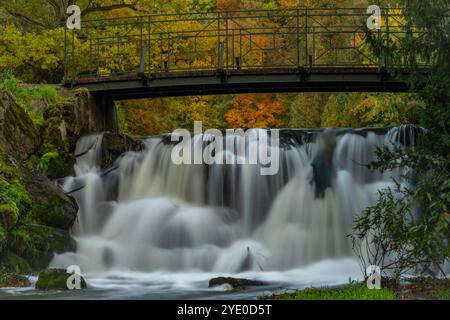 Zlaty Bach und Wasserfall in der Nähe kleiner Teiche am Herbstabend in Opocno Stadt Stockfoto