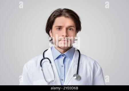 Porträt Von Schönen Jungen Arzt Trägt Medical Mantel Und Stethoskop Stockfoto