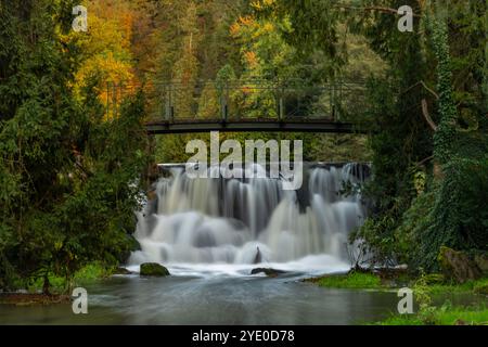 Zlaty Bach und Wasserfall in der Nähe kleiner Teiche am Herbstabend in Opocno Stadt Stockfoto