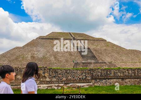 Pyramide des Mondes, Teotihuacan Archäologische Zone, die Stadt mit den größten Pyramiden in Mesoamerika im Bundesstaat Mexiko. Dort finden Sie die Sonnenpyramide in San Juan Teotihuacan Mexiko, die Mondpyramide in San Martin de las Pirámides Mexiko und den Palast von Quetzalpapálotl. Pyramidenbasis, Archäologie, Architektur. Steinbau, Dorf, Tolteken und die Mexicas. (Foto: Luis Gutierrez/ Norte Photo) Pirámide de la Luna, Zona Arqueológica de Teotihuacán, la ciudad con las Pirámides más grandes de mesoamérica en Estado de México. ahi se encuentra la Pirámide del S Stockfoto