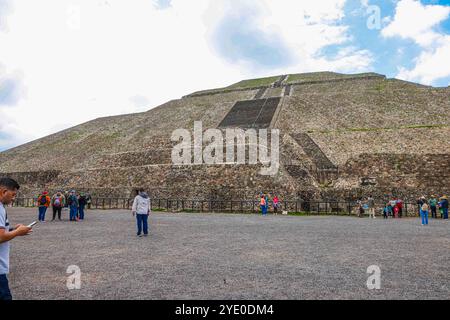 Pyramide des Mondes, Teotihuacan Archäologische Zone, die Stadt mit den größten Pyramiden in Mesoamerika im Bundesstaat Mexiko. Dort finden Sie die Sonnenpyramide in San Juan Teotihuacan Mexiko, die Mondpyramide in San Martin de las Pirámides Mexiko und den Palast von Quetzalpapálotl. Pyramidenbasis, Archäologie, Architektur. Steinbau, Dorf, Tolteken und die Mexicas. (Foto: Luis Gutierrez/ Norte Photo) Pirámide de la Luna, Zona Arqueológica de Teotihuacán, la ciudad con las Pirámides más grandes de mesoamérica en Estado de México. ahi se encuentra la Pirámide del S Stockfoto