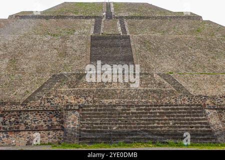 Pyramide des Mondes, Teotihuacan Archäologische Zone, die Stadt mit den größten Pyramiden in Mesoamerika im Bundesstaat Mexiko. Dort finden Sie die Sonnenpyramide in San Juan Teotihuacan Mexiko, die Mondpyramide in San Martin de las Pirámides Mexiko und den Palast von Quetzalpapálotl. Pyramidenbasis, Archäologie, Architektur. Steinbau, Dorf, Tolteken und die Mexicas. (Foto: Luis Gutierrez/ Norte Photo) Pirámide de la Luna, Zona Arqueológica de Teotihuacán, la ciudad con las Pirámides más grandes de mesoamérica en Estado de México. ahi se encuentra la Pirámide del S Stockfoto