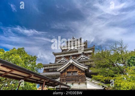 Hiroshima, Japan - 21. August 2024 : Hiroshima Castle (Hiroshima-Jo) Nachbildung der ursprünglichen Burg, Blick vom Boden. Jetzt dient er als Museum von Hir Stockfoto