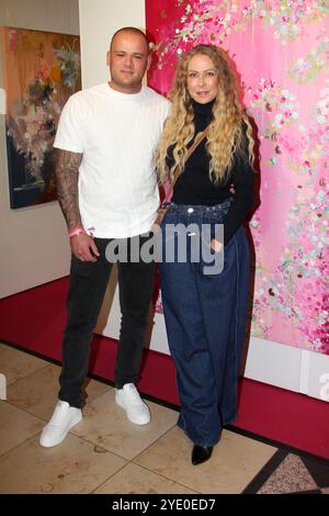 Jenny Elvers und ihr Sohn Paul Jolig bei der Juliane Golbs Vernissage am 28.10.2024 im AEZ Alstertaler Einkaufszentrum in Hamburg Stockfoto