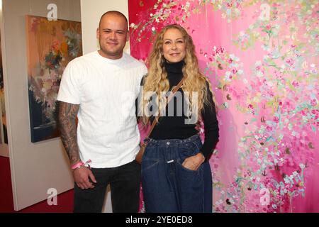 Jenny Elvers und ihr Sohn Paul Jolig bei der Juliane Golbs Vernissage am 28.10.2024 im AEZ Alstertaler Einkaufszentrum in Hamburg Stockfoto