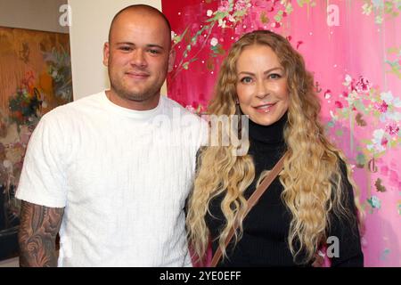 Jenny Elvers und ihr Sohn Paul Jolig bei der Juliane Golbs Vernissage am 28.10.2024 im AEZ Alstertaler Einkaufszentrum in Hamburg Stockfoto