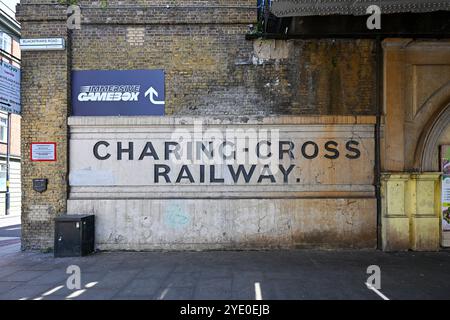 London, UK - 29. Juni 2024: Vintage-Schild für die Charing-Cross Railway in London, England. Stockfoto