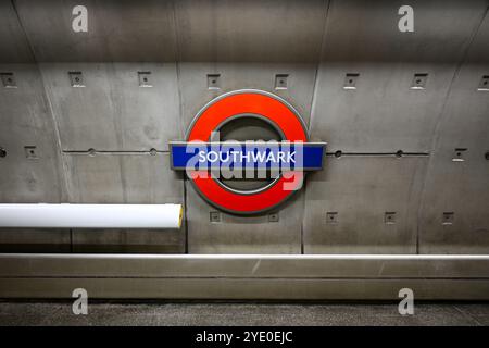 London, England, Großbritannien - 29. Juni 2024: Southwark Station, London U-Bahn-Rundumschild in London, Großbritannien. Stockfoto