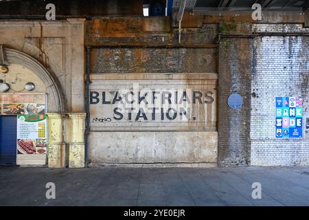 London, UK - 29. Juni 2024: Vintage-Schild für Blackfriars Station in London, England. Stockfoto