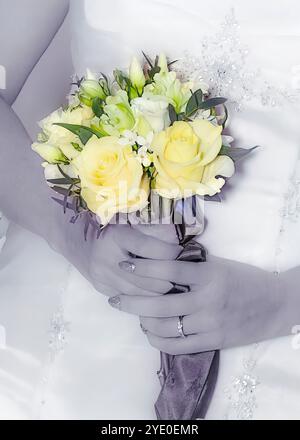 Nahaufnahme der Bräute, die einen Hochzeitsstrauß in selektiver Farbe halten. Stockfoto