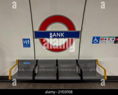 London, Großbritannien - 28. Juni 2024: U-Bahn-Rundgang zur Bank Station. Stockfoto