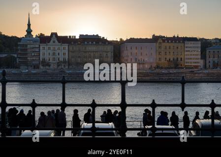 Die Silhouetten der Menschen vor der Skyline von Buda in der Abenddämmerung Stockfoto