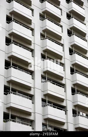 Das Äußere eines Apartmentgebäudes aus den 1970er Jahren mit gleichmäßigen Balkonen Stockfoto