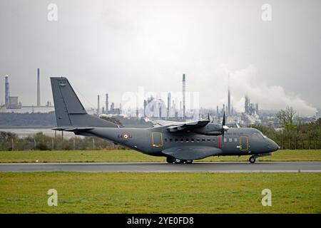 Die französische Luftwaffe CASA CN-235, F-RAIJ, fährt von der Start- und Landebahn 27 am FLUGHAFEN LIVERPOOL JOHN LENNON Richtung BREST Stockfoto