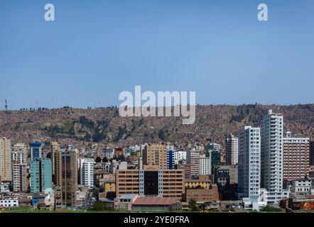 Blick auf die modernen Gebäude des Stadtteils Sopocachi in La Paz mit der Hochstadt El Alto auf den Bergen im Hintergrund Stockfoto