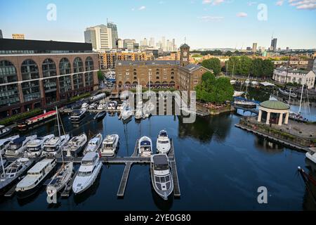 London, Großbritannien - 24. Juni 2024: St Katharine Docks Marina in City of London in der Nähe der berühmten Tower Bridge, London, Großbritannien Stockfoto