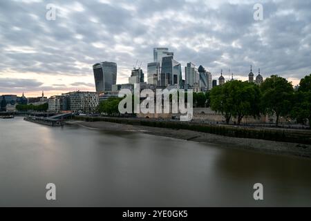 London, UK - 23. Juni 2024: Finanzviertel von London, England bei Dämmerung von der Tower Bridge. Stockfoto