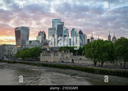 London, UK - 23. Juni 2024: Finanzviertel von London, England bei Dämmerung von der Tower Bridge. Stockfoto