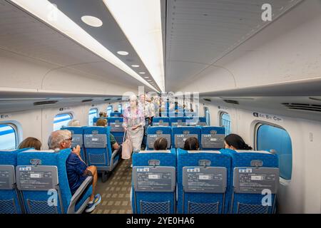 Passagiere, die am 27. September 2024 von Osaka, Japan, in einem japanischen Hochgeschwindigkeitszug oder Shinkensen nach Kyoto einsteigen Stockfoto