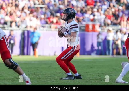 26. Oktober 2024: Texas Tech Red Raiders Quarterback Behren Morton (2) schaut während eines Spiels zwischen den Texas Tech Red Raiders und den Texas Christian University Horned Frogs im Amon G. Carter Stadium in Fort Worth, Texas, zu bestehen. Freddie Beckwith/CSM Stockfoto