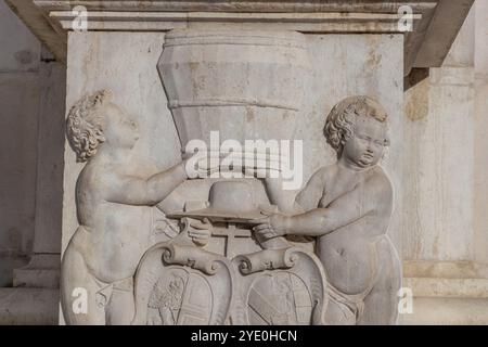 Salzburg-Stadt in Österreich. Kirchen, Schloss, Brücke und wunderschöne Stadtlandschaft mit den Bergen im Hintergrund. Berühmte Sehenswürdigkeiten der Stadt Salzburg Stockfoto