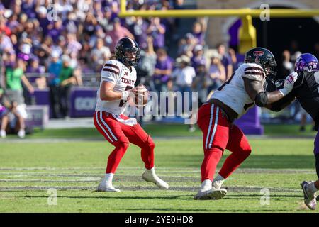 26. Oktober 2024: Texas Tech Red Raiders Quarterback Behren Morton (2) schaut während eines Spiels zwischen den Texas Tech Red Raiders und den Texas Christian University Horned Frogs im Amon G. Carter Stadium in Fort Worth, Texas, zu bestehen. Freddie Beckwith/CSM Stockfoto