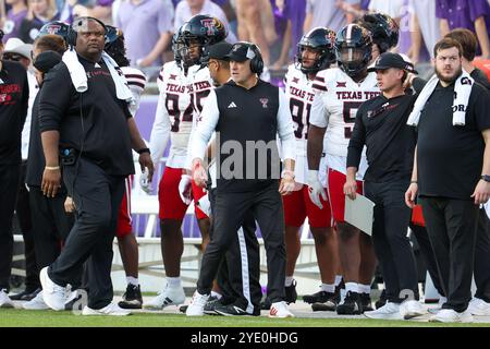 26. Oktober 2024: Joey McGuire, Cheftrainer der Texas Tech Red Raiders, läuft im Amon G. Carter Stadium in Fort Worth, Texas, durch die Seitenlinie. Freddie Beckwith/CSM Stockfoto