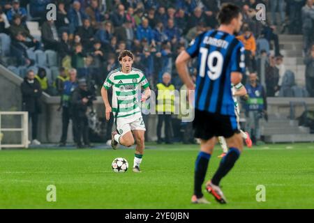 Paulo Bernardo vom Celtic FC trägt den Ball während des UEFA Champions League 2024/2025 Phase MD1-Fußballspiels zwischen Atalanta BC und Celtic Stockfoto