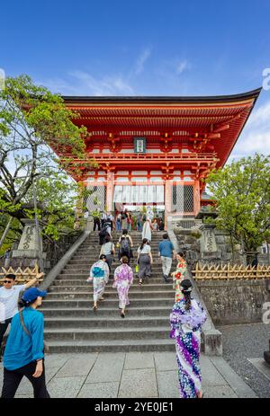 Schöne japanische Mädchen in Kimonos am Niomon-Tor im Kiyomizu-dera-Tempel in Kyoto, Japan am 27. September 2024 Stockfoto