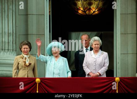 Am 4. August 2000 feiert die Königin ihren 100. Geburtstag auf dem Balkon des Buckingham Palace mit ihren Töchtern, Königin Elisabeth II. Und Margaret. Stockfoto