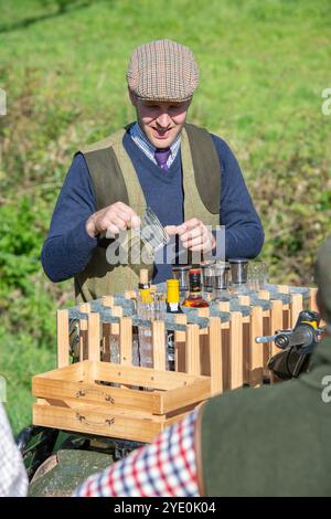 Der Wildhüter serviert Getränke bei einem Shooting Stockfoto