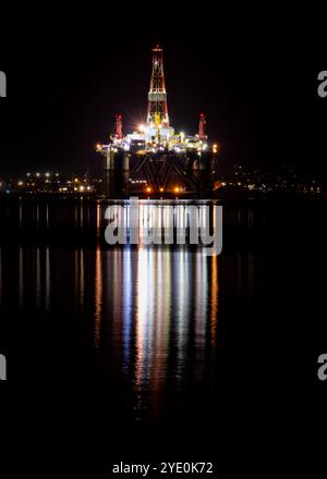 Gut-sichere Guardian Bohrplattform beleuchtet nachts im Cromarty Firth. Stockfoto