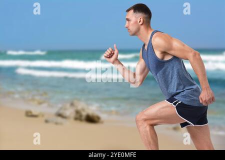 Sportlicher Mann, der am Strand läuft. Leerzeichen für Text Stockfoto