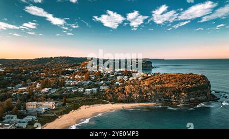 Ein atemberaubender Blick aus der Luft auf den Mona Vale Beach an den nördlichen Stränden von NSW, Sydney, Australien, in atemberaubender 4K-Auflösung. Stockfoto