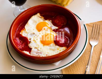 Spiegeleier mit Chorizo und Tomatenpaste in der Pfanne Stockfoto