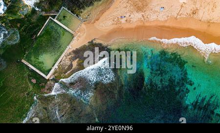 Ein atemberaubender Blick aus der Luft auf den Mona Vale Beach an den nördlichen Stränden von NSW, Sydney, Australien, in atemberaubender 4K-Auflösung. Stockfoto