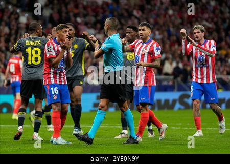 Madrid, Spanien. Oktober 2024. Schiedsrichter Marco Guida spielte während des UEFA Champions League-Spiels zwischen Atletico de Madrid und LOSC Lille am 23. Oktober 2024 im Riyadh Air Metropolitano Stadium in Madrid. (Foto: Cesar Cebolla/PRESSINPHOTO) Credit: PRESSINPHOTO SPORTS AGENCY/Alamy Live News Stockfoto