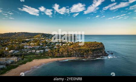 Ein atemberaubender Blick aus der Luft auf den Mona Vale Beach an den nördlichen Stränden von NSW, Sydney, Australien, in atemberaubender 4K-Auflösung. Stockfoto