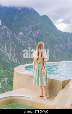 Weibliche Touristen in den heißen Quellen von Grutas Tolantongo, Mexiko. Abenteuer, Entspannung und natürliches Wellness-Konzept Stockfoto