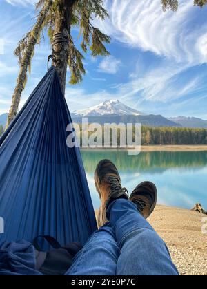 Person in einer Hängematte am Baker Lake, Mount Baker-Snoqualmie National Forest, Washington, USA Stockfoto