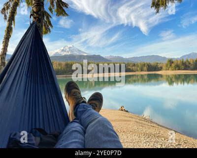 Person in einer Hängematte am Baker Lake, Mount Baker-Snoqualmie National Forest, Washington, USA Stockfoto