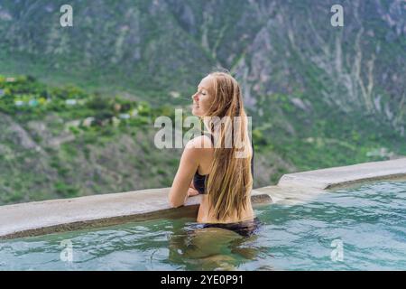 Weibliche Touristen in den heißen Quellen von Grutas Tolantongo, Mexiko. Abenteuer, Entspannung und natürliches Wellness-Konzept Stockfoto