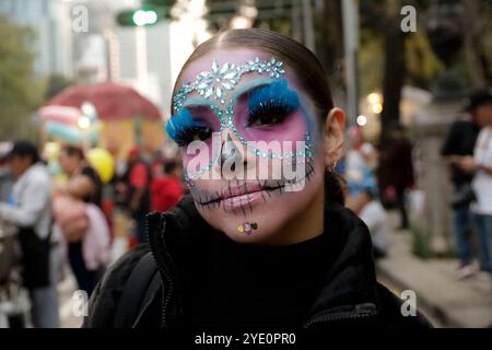 Eine Frau, die als Catrinas gekleidet ist und ihr Gesicht als Schädel aufgerichtet ist, nimmt an der Mega Catrina-Prozession Teil, als Teil der Feierlichkeiten zum Tag der Toten auf der Paseo de la Reforma Avenue. (Kreditbild: © Luis Barron/OKULARIS Via ZUMA Press Wire) NUR REDAKTIONELLE VERWENDUNG! Nicht für kommerzielle ZWECKE! Stockfoto