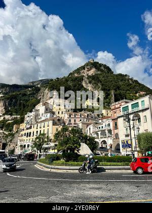 Positano, Italien entlang der Amalfiküste in der Abenddämmerung Stockfoto