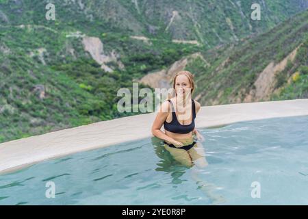 Weibliche Touristen in den heißen Quellen von Grutas Tolantongo, Mexiko. Abenteuer, Entspannung und natürliches Wellness-Konzept Stockfoto