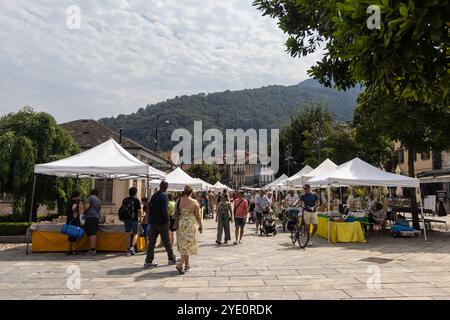 CANNOBIO, ITALIEN, 19. JULI 2024: Blick auf den touristischen Handwerksmarkt und die Seepromenade in Cannobio am Lago Maggiore. Cannobio ist ein beliebter Touristenort Stockfoto