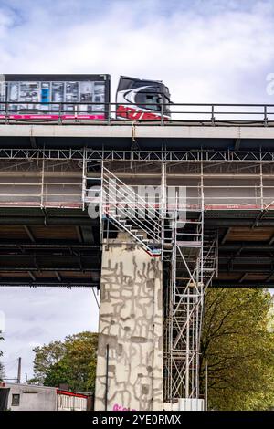 Die Berliner Brücke, Autobahn A59, über das Gelände des Duisburger Hafens, 1,8 km lang, hat eine Restnutzungsdauer bis 2029, auf Grund von diversen Schäden, wie Haarrisse in den Stahlträgern, die Brückenpfeiler wurden bereits vorläufig saniert, für Schwertransporte ist die Brücke, wichtige Nord-Süd-Achse im Ruhrbiet, gesperrt bereits, Duisburg, NRW, Deutschland, Berliner Brücke A59 *** die 1,8 km lange Berliner Brücke, Autobahn A59, über das Gebiet des Duisburger Hafens, hat aufgrund verschiedener Schäden, wie Haarrisse in den Stahlträgern, den Brückenpfeilern h eine Restlebensdauer bis 2029 Stockfoto