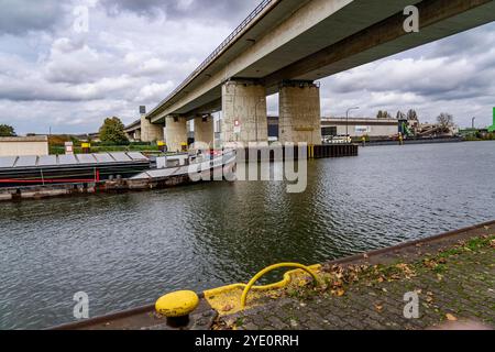 Die Berliner Brücke, Autobahn A59, über das Gelände des Duisburger Hafens, 1,8 km lang, hat eine Restnutzungsdauer bis 2029, auf Grund von diversen Schäden, wie Haarrisse in den Stahlträgern, die Brückenpfeiler wurden bereits vorläufig saniert, für Schwertransporte ist die Brücke, wichtige Nord-Süd-Achse im Ruhrbiet, gesperrt bereits, Rhein-Herne-Kanal, Duisburg, NRW, Deutschland, Berliner Brücke A59 *** die 1,8 km lange Berliner Brücke, Autobahn A59, über das Gebiet des Duisburger Hafens, hat aufgrund verschiedener Schäden, wie Haarrisse in den Stahlträgern, Th, eine Restlebensdauer bis 2029 Stockfoto